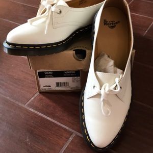 Siano polished smooth off white shoe.